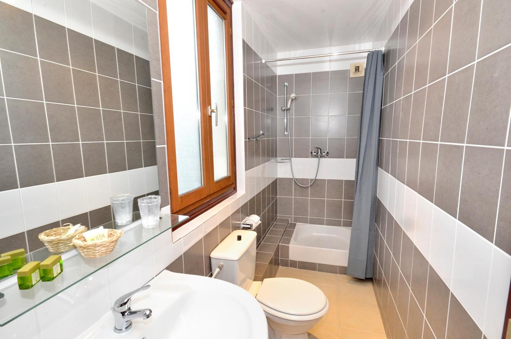 Hotel De L'Ours Куломие Екстериор снимка
